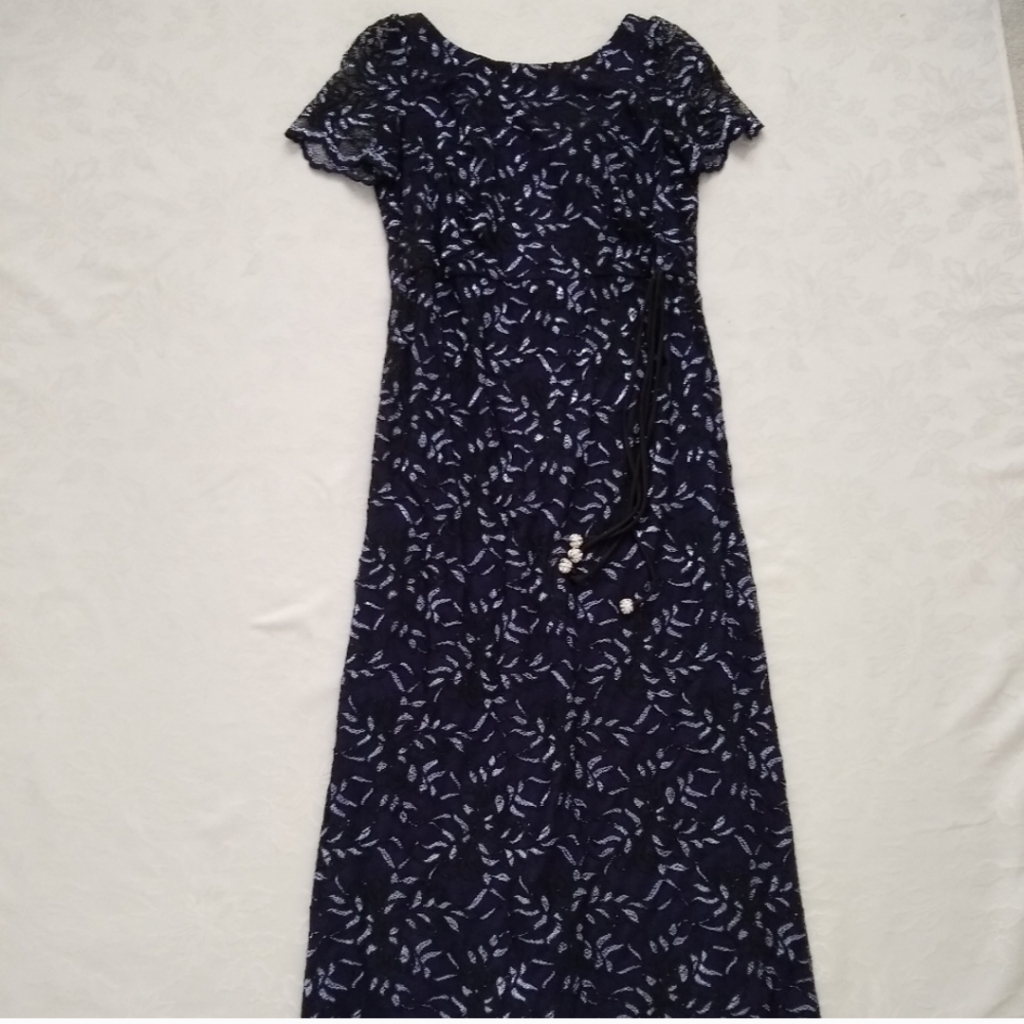 Maxi Lace Shimmer Metallic Column Scallop Edge Short Sleeve Formal Gown